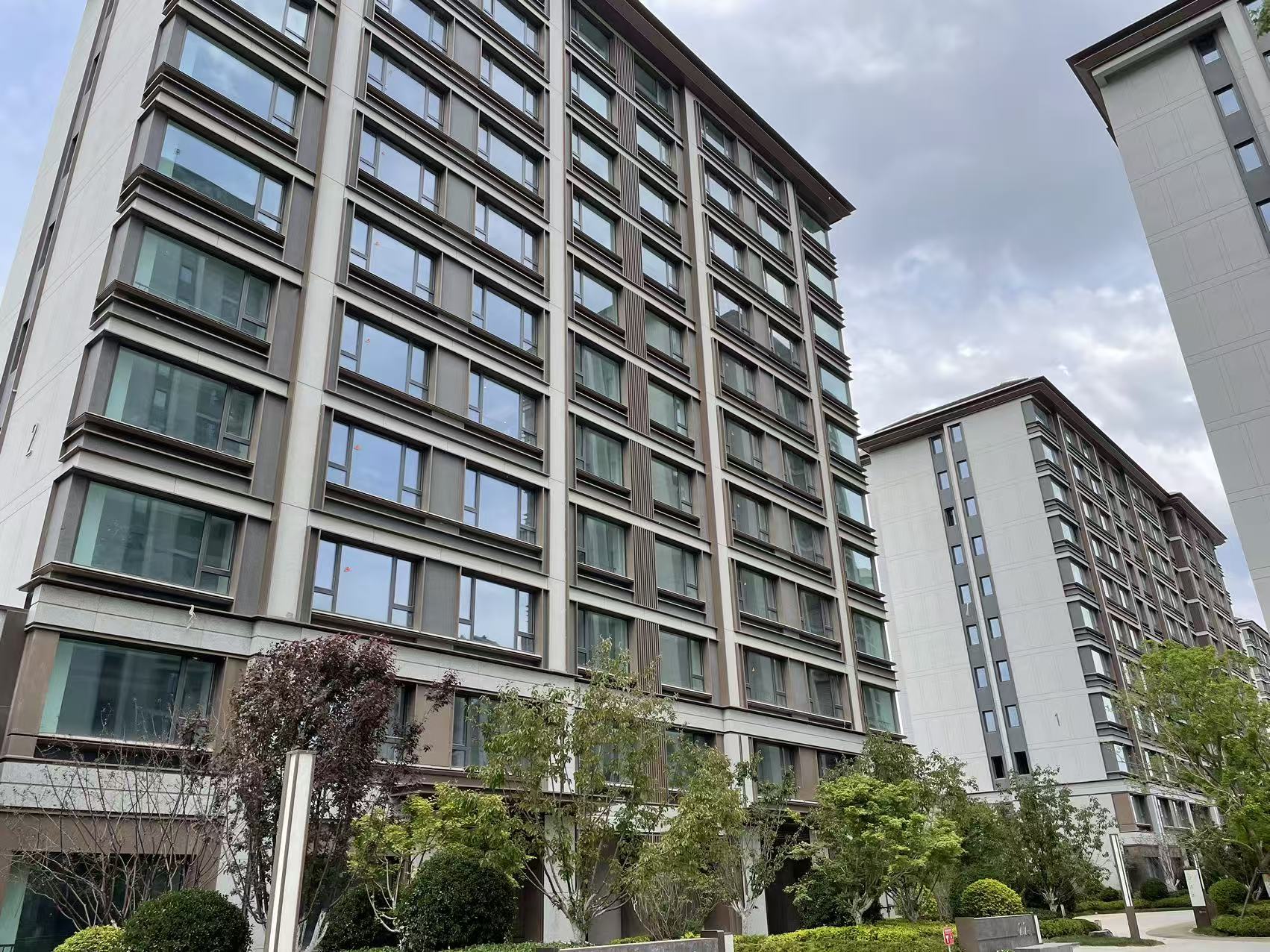 客户排队等讲解、组团看样板间，雄安新区楼市“五一”假期也热闹，依旧严格限购、现房销售