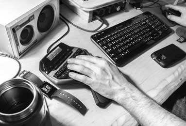 油价上涨 伊朗在美伊新一轮会谈前举行海军演练