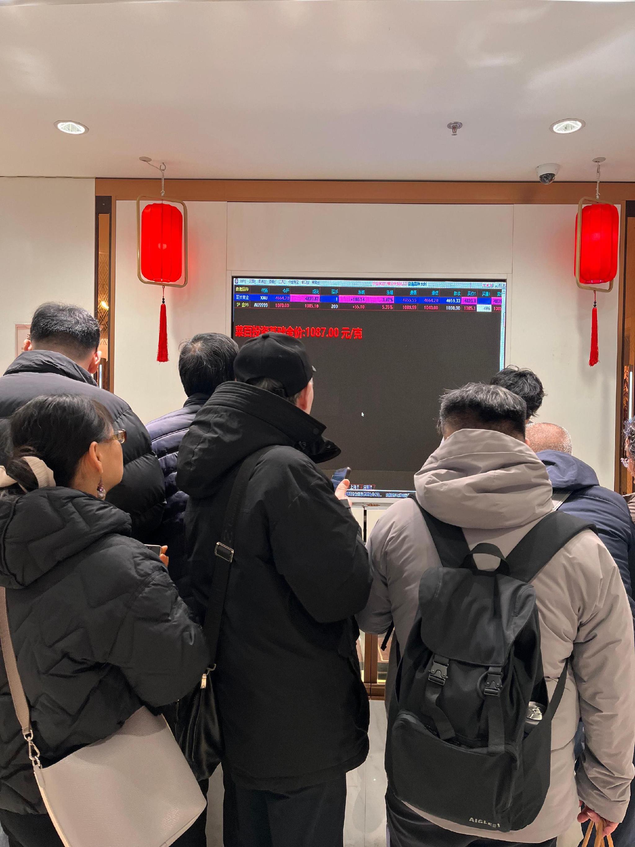 现场直击菜百黄金热：“我就要10克，有没有！”“排俩小时，卖不卖？”