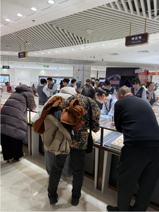 记者实探！挤爆了！柜台被围得水泄不通，黄金买卖两头热