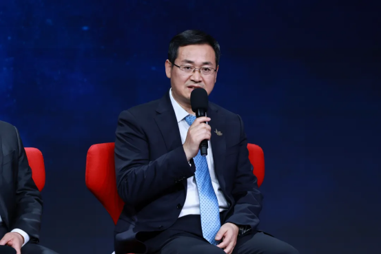 AI大模型,开始炼钢了?!这场对话,信息量很大→