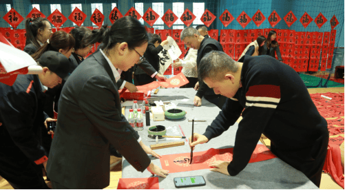 翰墨飘香迎新春 哈尔滨银行开展第八届写福送春联活动