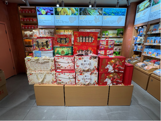 1672克“坚果礼盒”只有16%坚果!良品铺子被曝礼盒“掺水”,门店两年关闭上千家