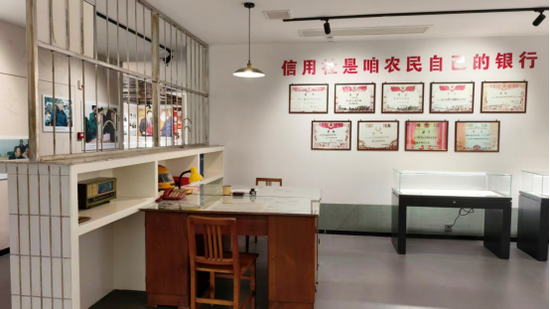 走在前，做示范！看这家农商银行如何传承“背包精神”服务地方经济发展