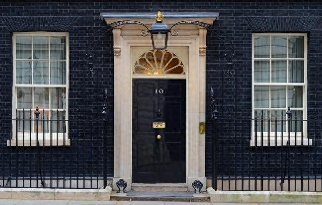 丑闻引爆英国政坛！首相拒不辞职，英债头悬“达摩克利斯之剑”