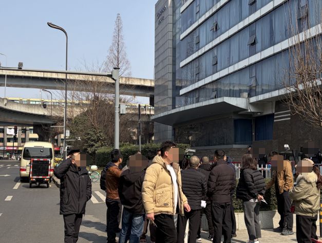 “不要在这嚣张跋扈地讲半天”，振芯科技董事席位争夺战现场：员工现场密集“发问”控股股东提名的候选董事