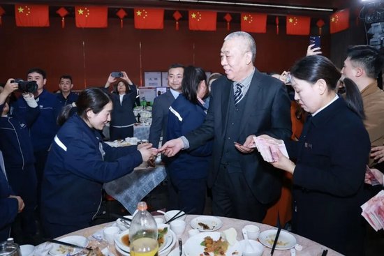 “最爱发钱老板”崔培军：今年年终奖超1.8亿元！年会现场将发6000万元现金，屠洪刚等歌手登台献唱