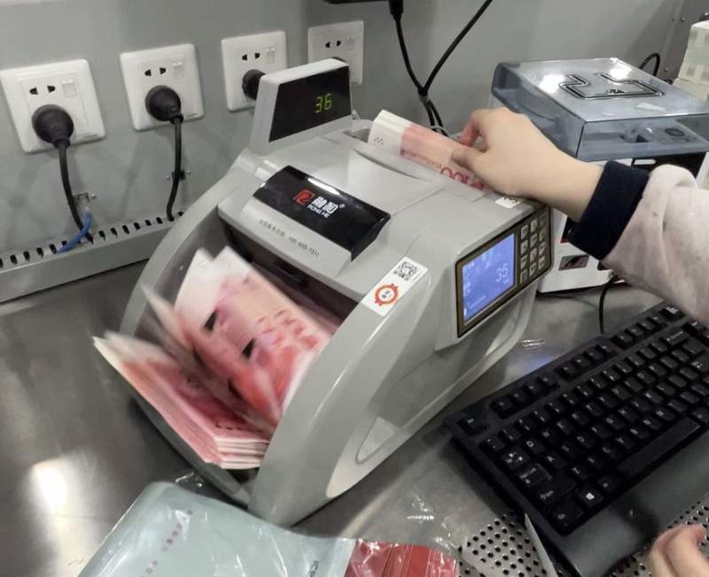 换新钞迎新年:银行加班清分 网点每天换出数十万
