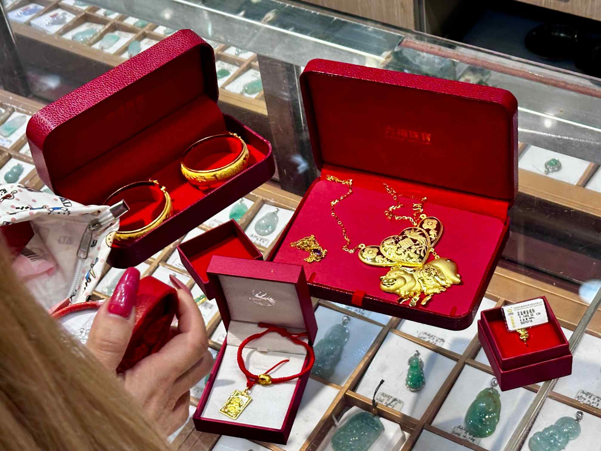 被老铺黄金们劝退，年轻人涌向广州打金一条街，50克金镯工费不到千元