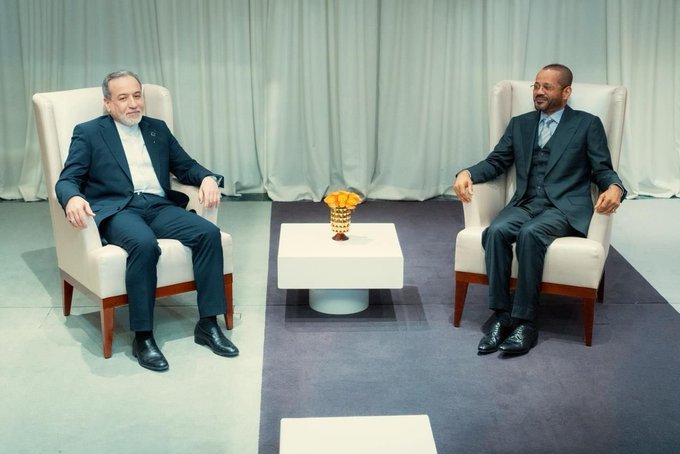 美军18架战机飞向中东,伊朗举行军演,谈判前夕互亮“底牌”