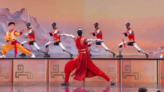 现在谁还在笑?中国人形机器人一年内:从全网群嘲的摔倒,变身功夫空翻