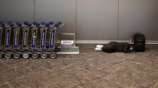 暴风雪重创美国东海岸机场，数千架航班取消