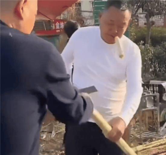 于东来退休后现身老家街头，边吃边叫卖甘蔗，账号改名“傻坏蛋于东来”