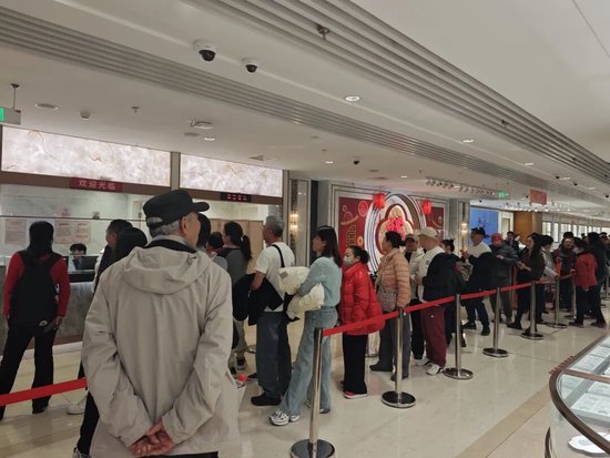 菜百卖黄金的队伍，一眼望不到头