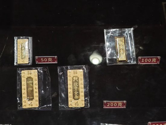 菜百卖黄金的队伍，一眼望不到头