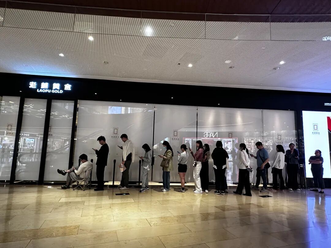 老铺黄金调涨20%-30%,涨价前全国门店被抢购