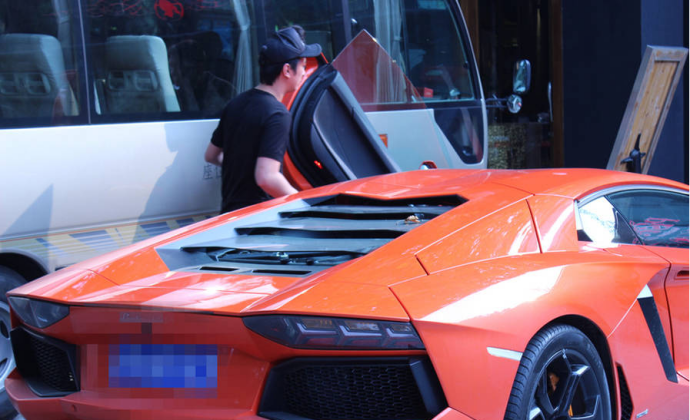 父亲身家超过李嘉诚，他不爱美女爱丑女，继承60亿家产坐地铁上班