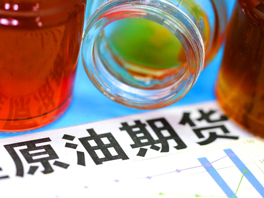 霍尔木兹海峡停摆！全球30%海运石油命脉被掐断，油价直逼80美元关口