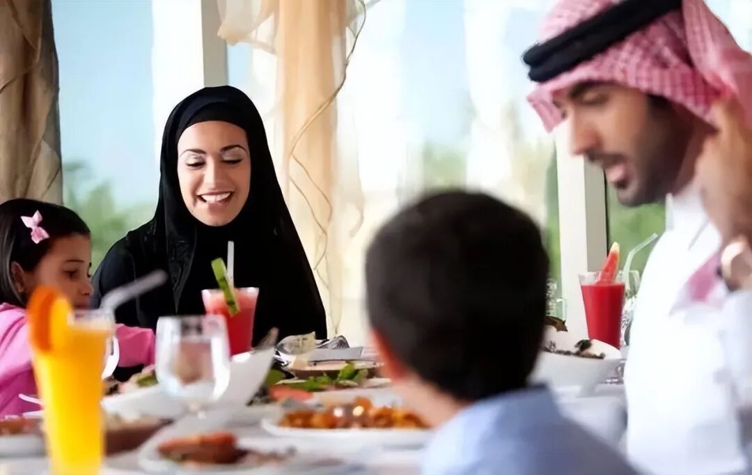 同样石油资源丰富，伊朗为什么不如沙特富裕？