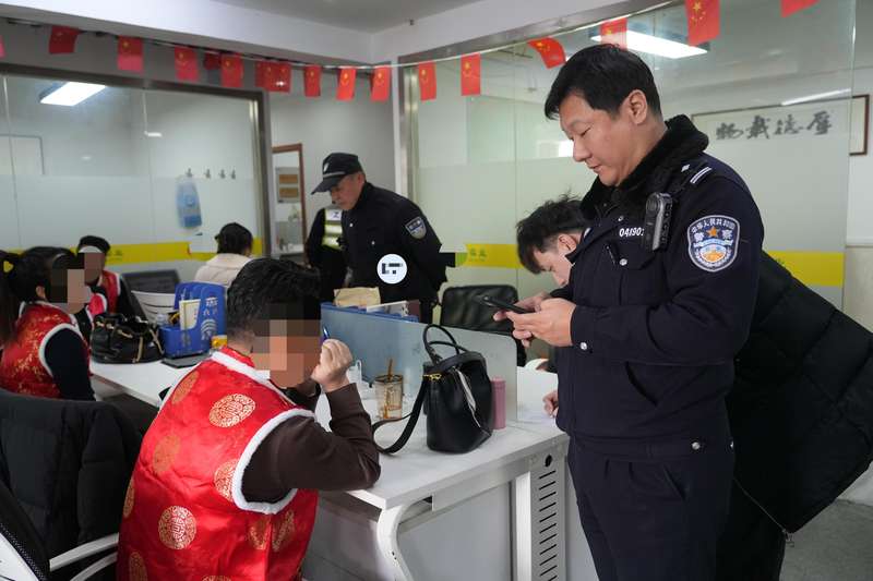 低价“银发旅游团”诱导老人“投资理财”,非法吸收公众存款三千万元