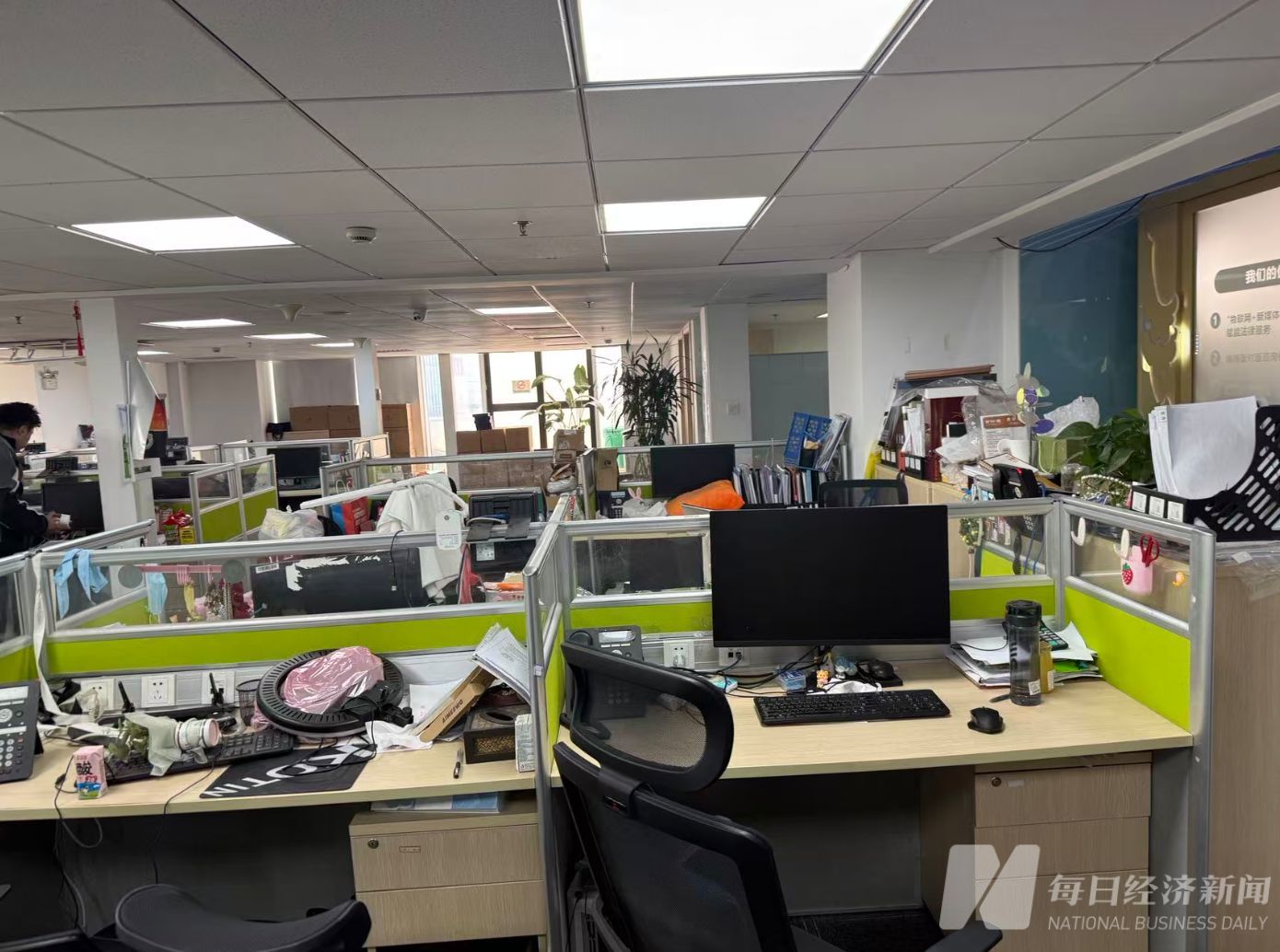 盈科律所原“掌门”梅向荣涉融资爆雷 对话68岁相关投资者：在不同场合被宣传盈科品牌，因信任而投资百万元