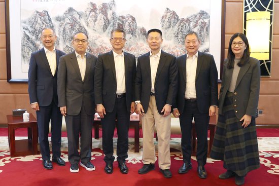 证监会主席吴清会见香港特区政府财政司司长陈茂波一行