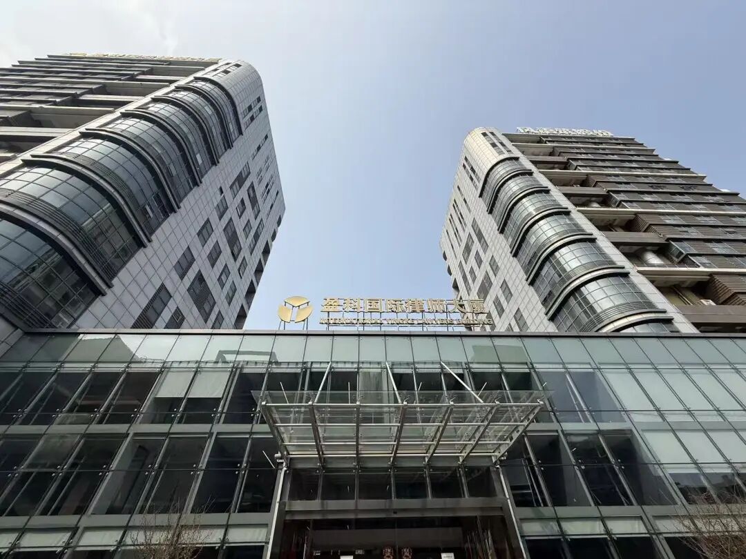 梅向荣自首，其妹梅亚萍“代理人”现身接待点，传达两套偿付方案！实探上海办公地：大批员工也深陷投资泥潭