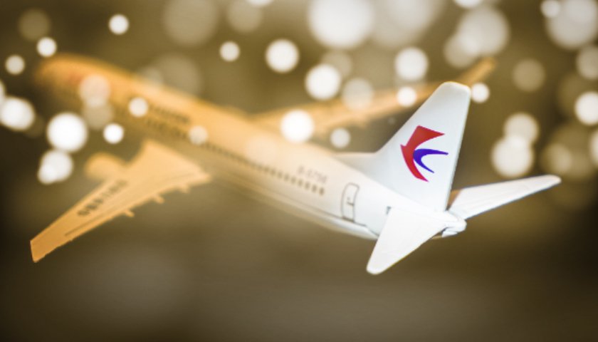 东航回应MU5128航班起火事件：旅客掉落手机受挤压冒烟起燃