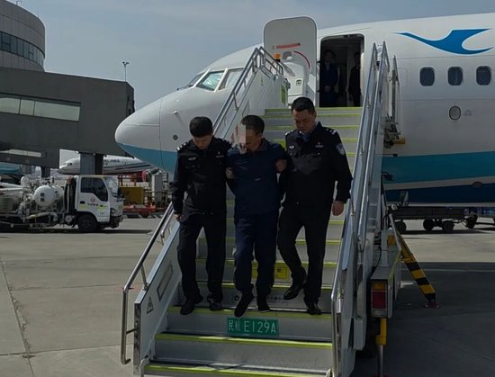 骗贷超6.6亿元 涉金融领域犯罪嫌疑人张某潜逃境外三年后被押解回国