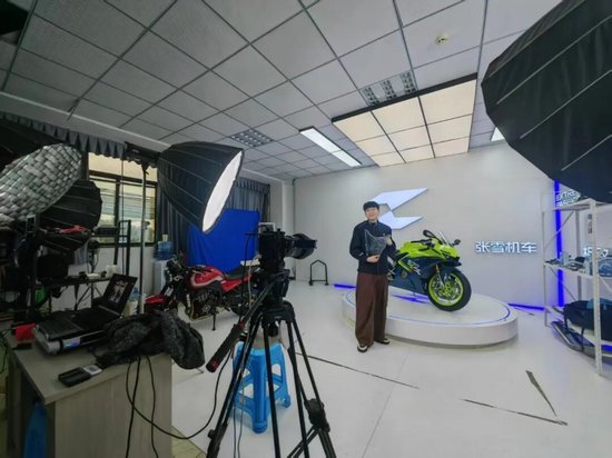 被称“摩托车圈雷军”,冠军张雪的飞驰人生