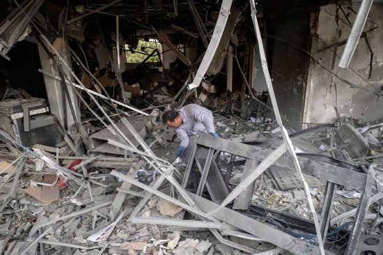 特朗普施压伊朗重开海峡 威胁“彻底摧毁”关键能源基础设施