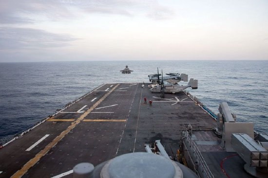 特朗普施压伊朗重开海峡 威胁“彻底摧毁”关键能源基础设施