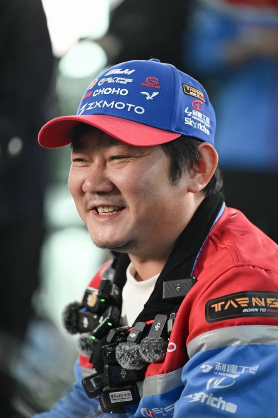 张雪机车,一战封神!雨中追车3小时的少年,近20年后站上WSBK领奖台:让中国摩托车从不屑走向平视