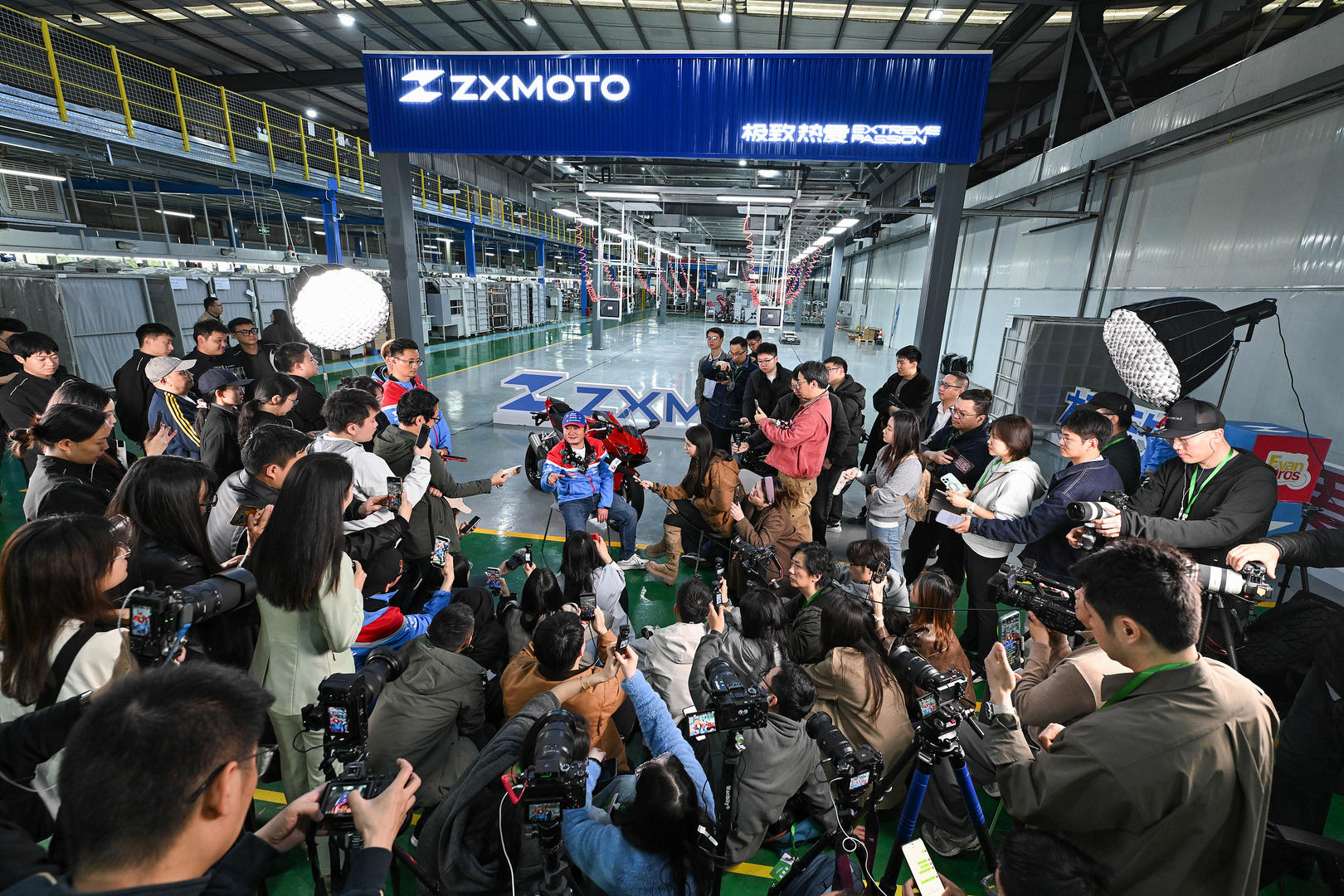 张雪机车销售称夺冠后两三天内订单大涨,已排至6月