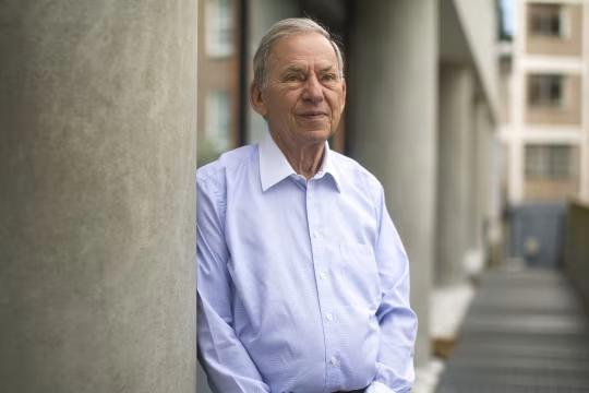 这位94岁低调富豪刚刚以290亿美元出售了自己的食品帝国