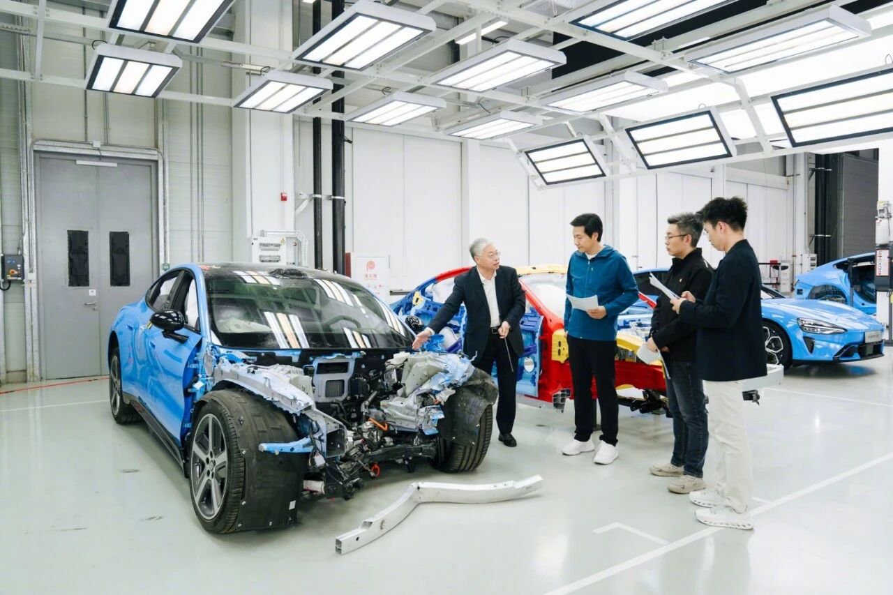 雷军直播拆新一代SU7，透露其锁单量已超4万辆