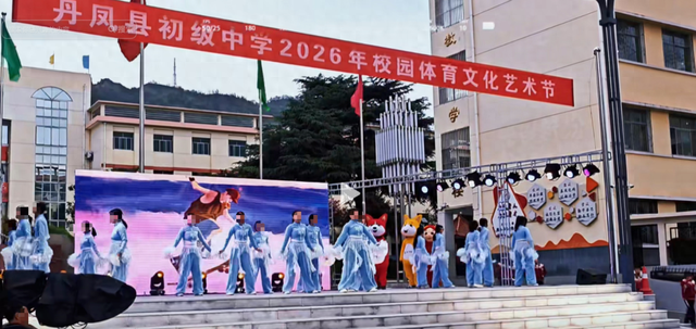 中学生演出服遭集体退货，家长称活动取消，店家曝现场视频，校方回应：属于家长自发行为