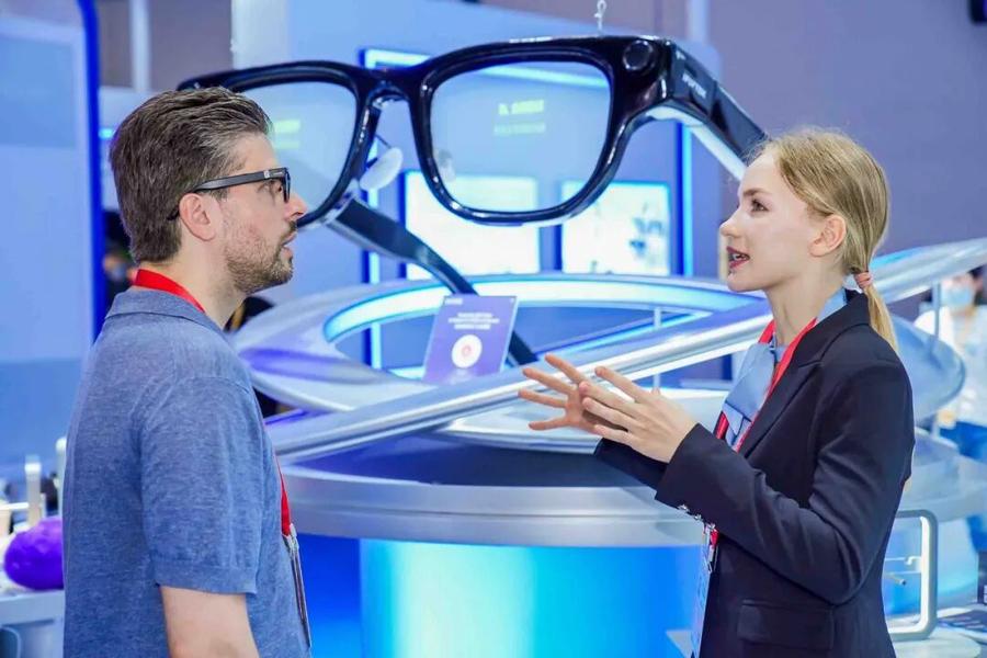 科大讯飞携AI眼镜亮相消博会，全场景AI赋能海南自贸港跨语言沟通