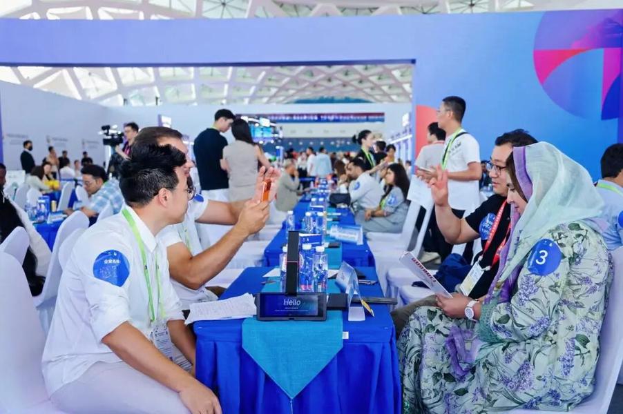 科大讯飞携AI眼镜亮相消博会，全场景AI赋能海南自贸港跨语言沟通