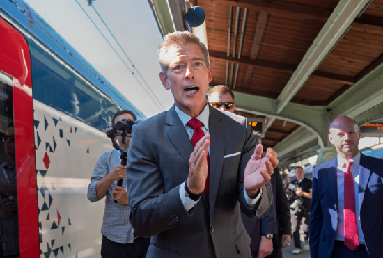 18年,150亿美元,0铁轨? 美国加州“高铁梦”沦为全美笑柄,马斯克急忙补刀|硅谷观察