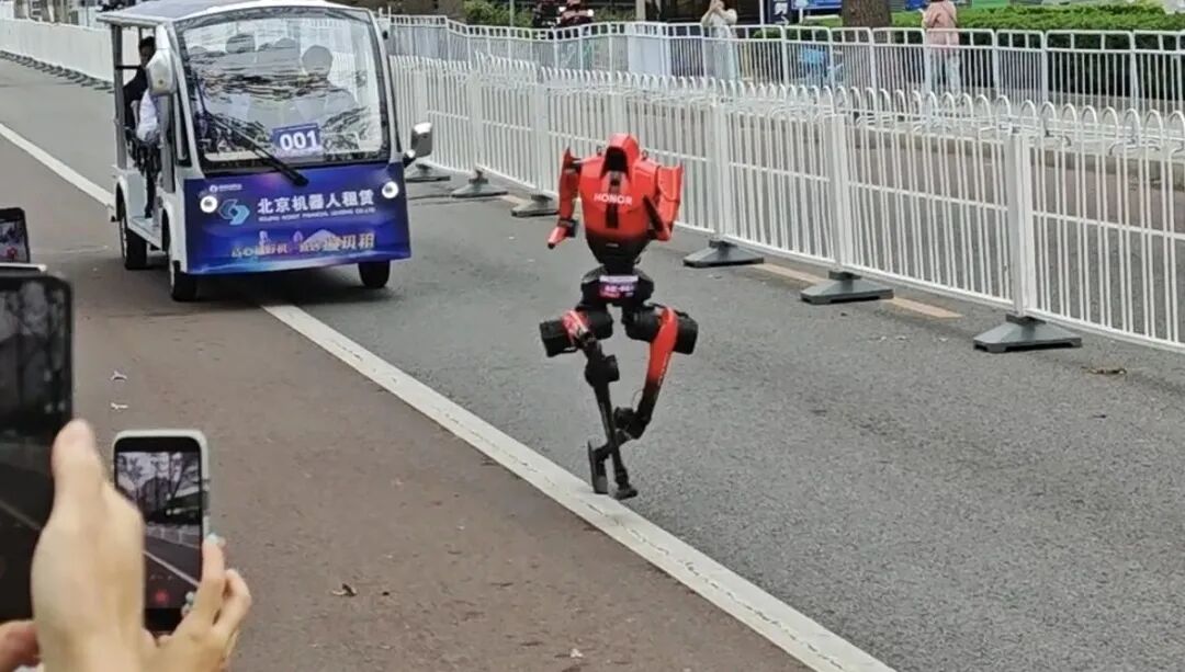 一个手机头部玩家，意外成为机器人“黑马”