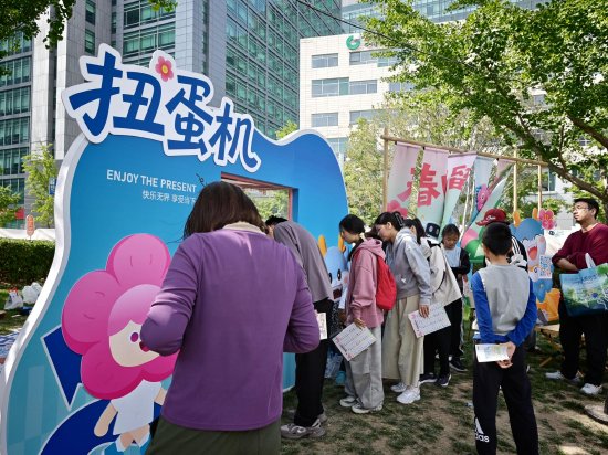 王小卤、珍酒等齐现“扭蛋机”，小朋友抱走“大奖”