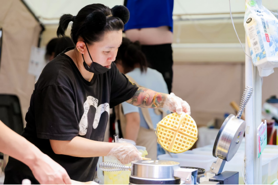 金融街嘉年华收官：机器人炒的小龙虾还没吃够，保安哥一首《海阔天空》唱哭全场