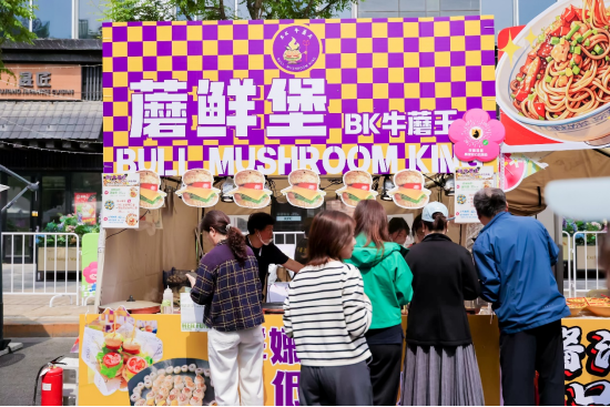 金融街嘉年华收官：机器人炒的小龙虾还没吃够，保安哥一首《海阔天空》唱哭全场