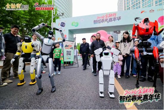 金融街嘉年华收官：机器人炒的小龙虾还没吃够，保安哥一首《海阔天空》唱哭全场