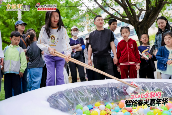 金融街嘉年华收官：机器人炒的小龙虾还没吃够，保安哥一首《海阔天空》唱哭全场