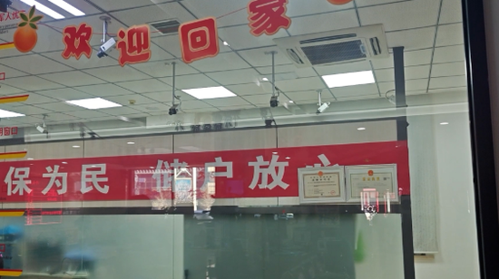 1800万存银行不到一年消失！银行员工伪造签名挂失补卡转移巨款炒股，银行回应：等司法结论