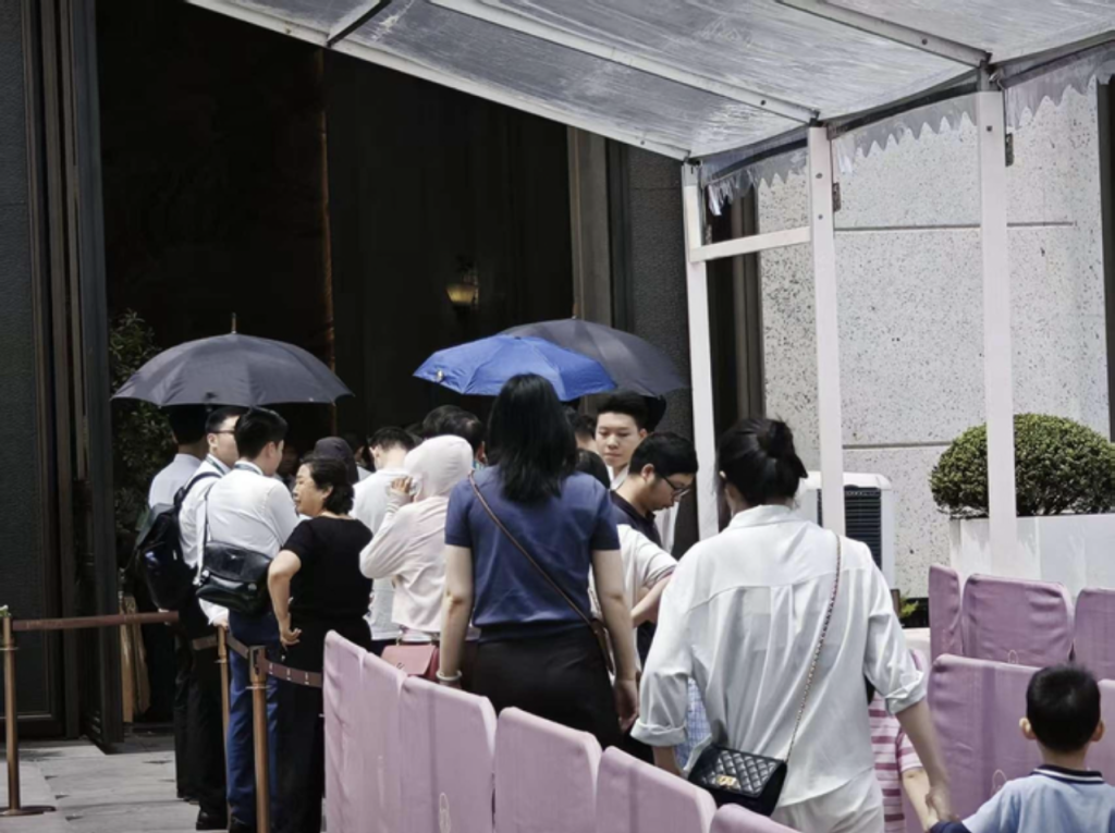 广州楼市“穗八条”落地：售楼处再现排队看房，二手房已连续两个月网签破万套