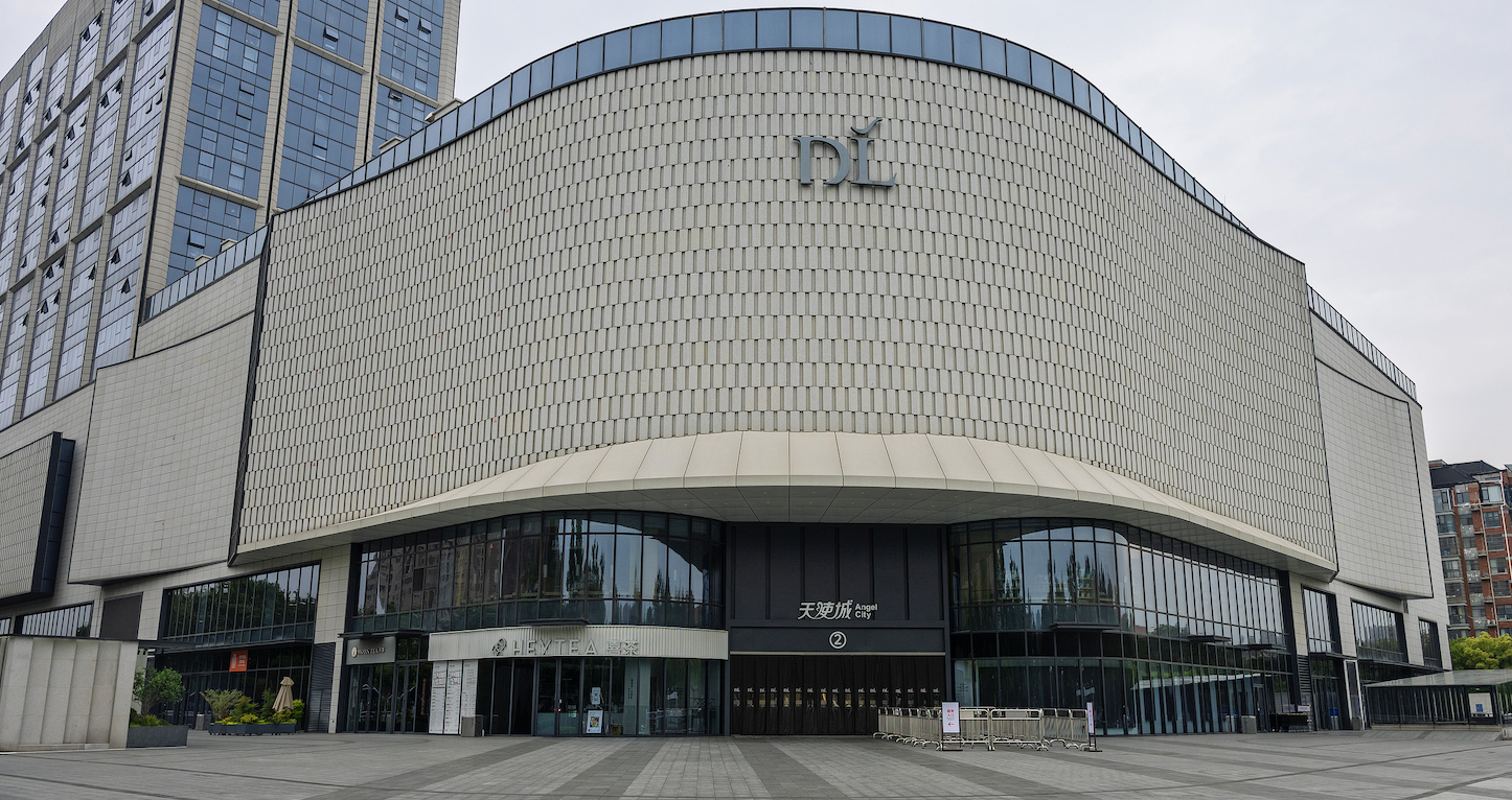 新华社调查“胖东来为啥总被黑”，于东来连发6条动态回应