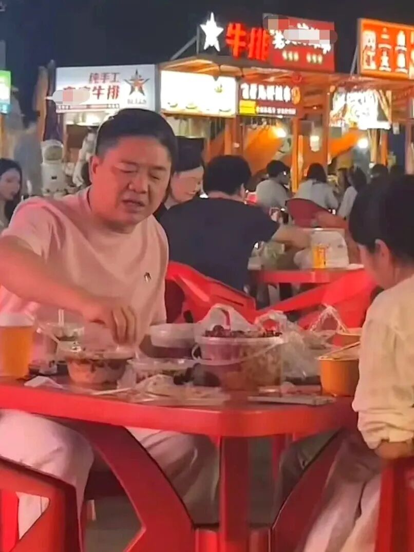刘强东现身街头吃路边摊,太有生活了